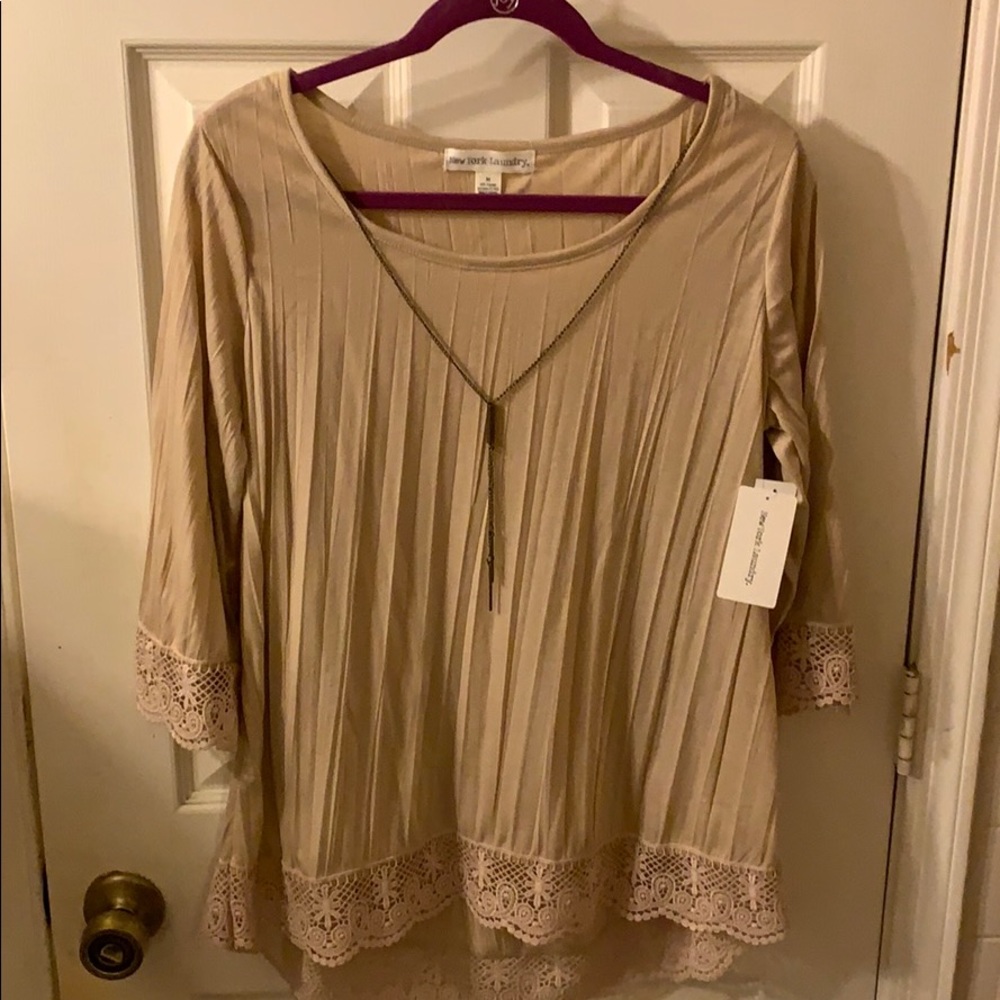 New York Laundry 3/4 sleeve top.. Size M.